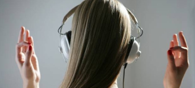 Ouvir música no trabalha melhora a agilidade e criatividade