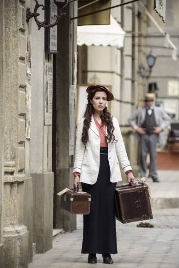 ‘Lado a lado’: Depois de sumir por seis anos, Laura volta ao Rio em segredo.