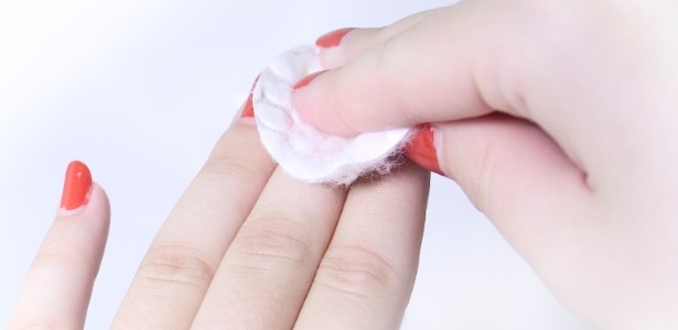 Saiba como usar o removedor de esmaltes para garantir a saúde das suas unhas