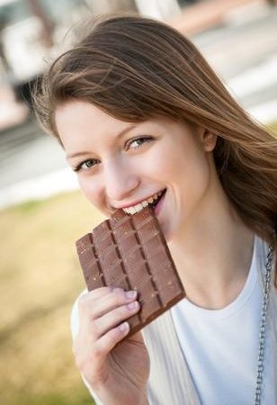 Consumo de chocolate não causa acne e ainda protege a pele