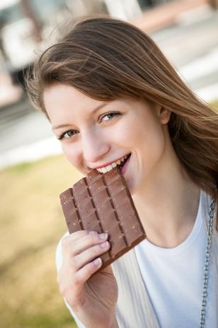 Consumo de chocolate não causa acne e ainda protege a pele