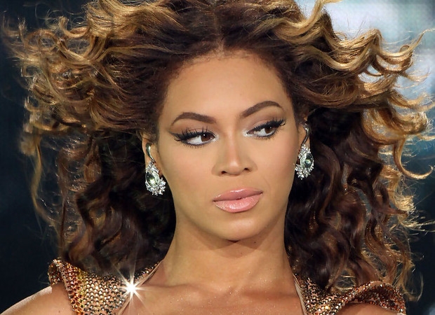 Os cabelos de Beyoncé: cantora já apostou em diversos estilos de luzes e cores nos fios