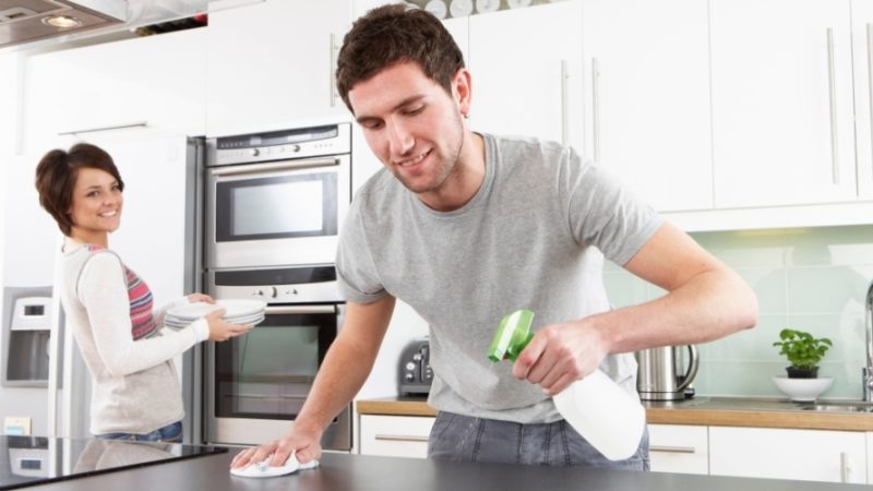 Homens fazem menos sexo quando ajudam mais nas tarefas domésticas