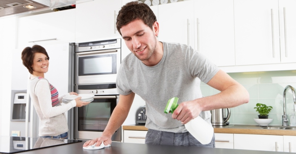 Homens fazem menos sexo quando ajudam mais nas tarefas domésticas