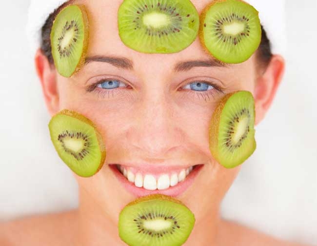 Cuidar da pele do rosto com kiwi