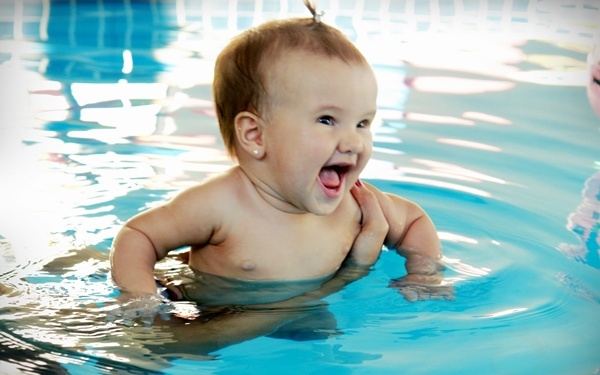 Benefícios da natação para bebês